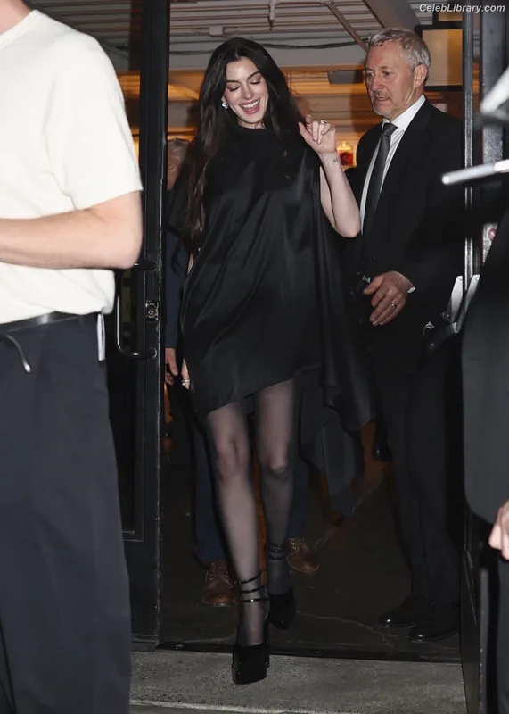 Anne Hathaway photo 10 of 1533