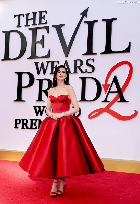 Anne Hathaway photo 11 of 1533