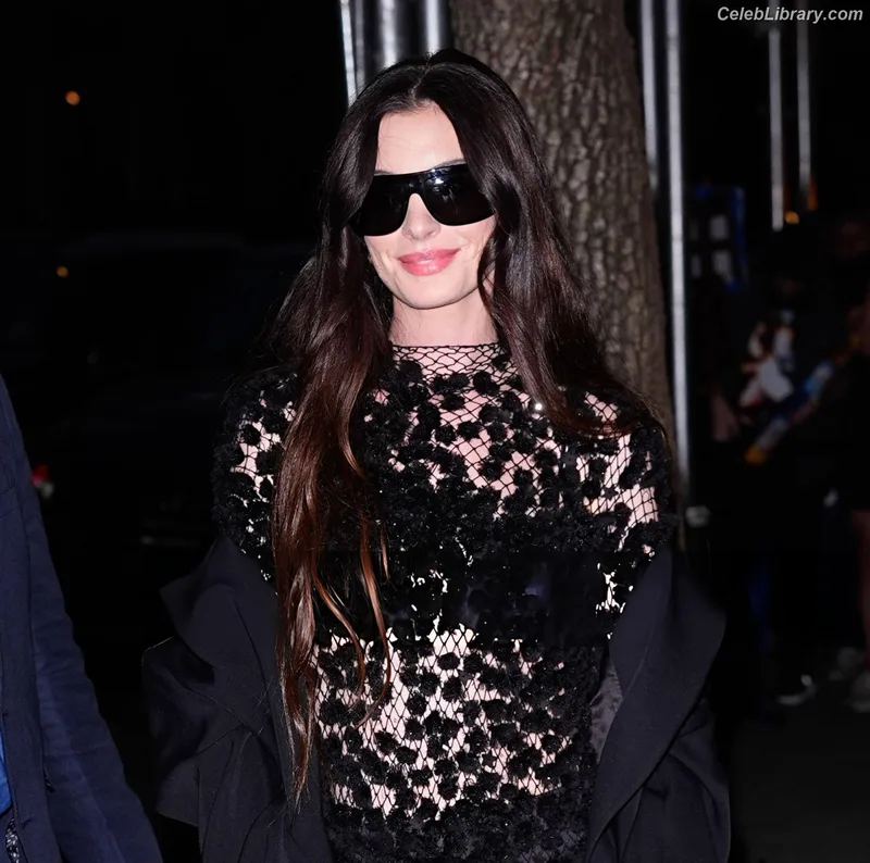Anne Hathaway photo 12 of 1533