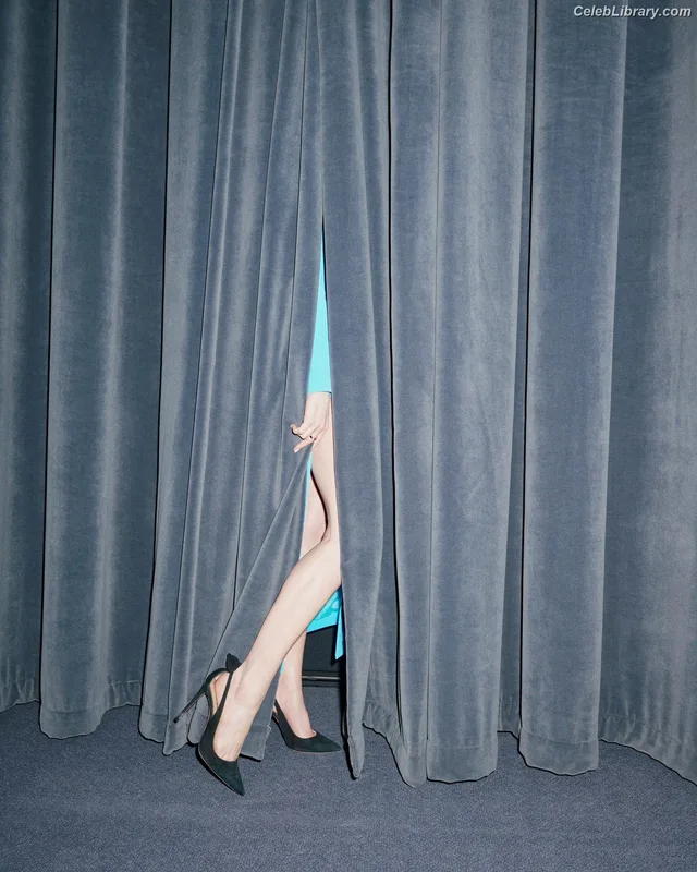 Anne Hathaway photo 16 of 1533