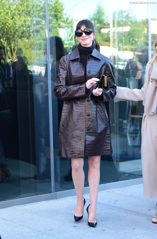 Anne Hathaway photo 17 of 1533
