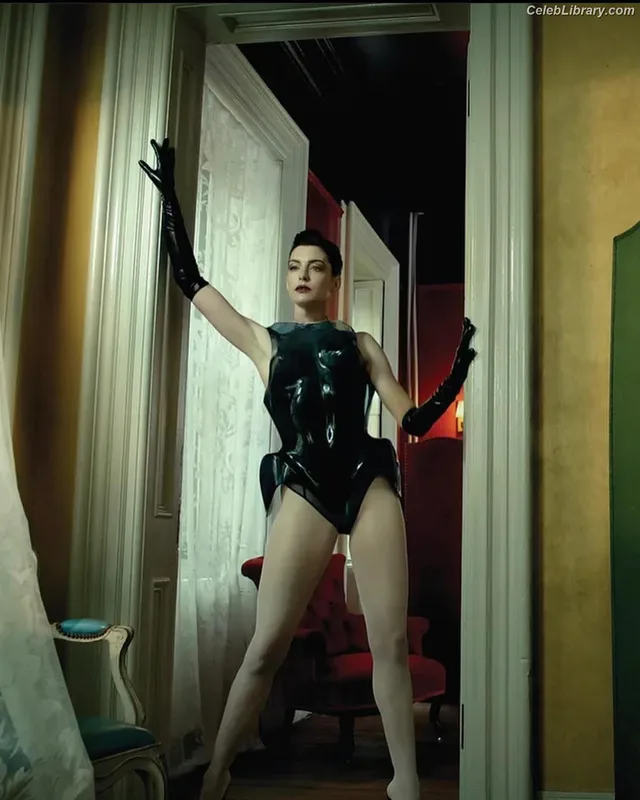 Anne Hathaway photo 18 of 1533