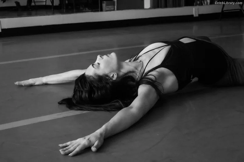 Anne Hathaway photo 22 of 1533