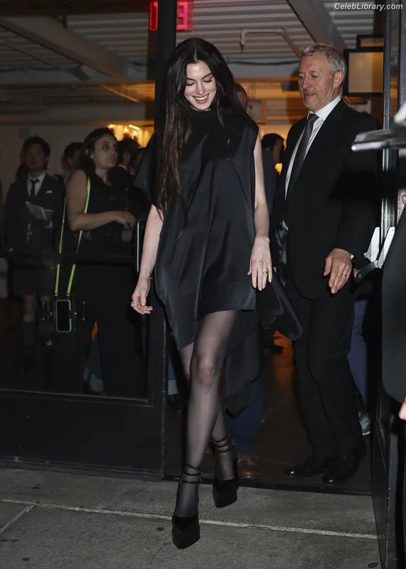 Anne Hathaway photo 9 of 1533