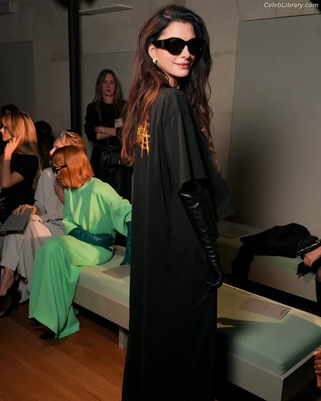 Anne Hathaway photo 20 of 1533