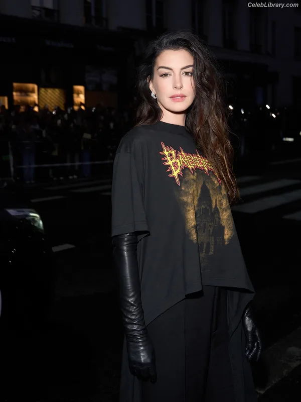 Anne Hathaway photo 21 of 1533
