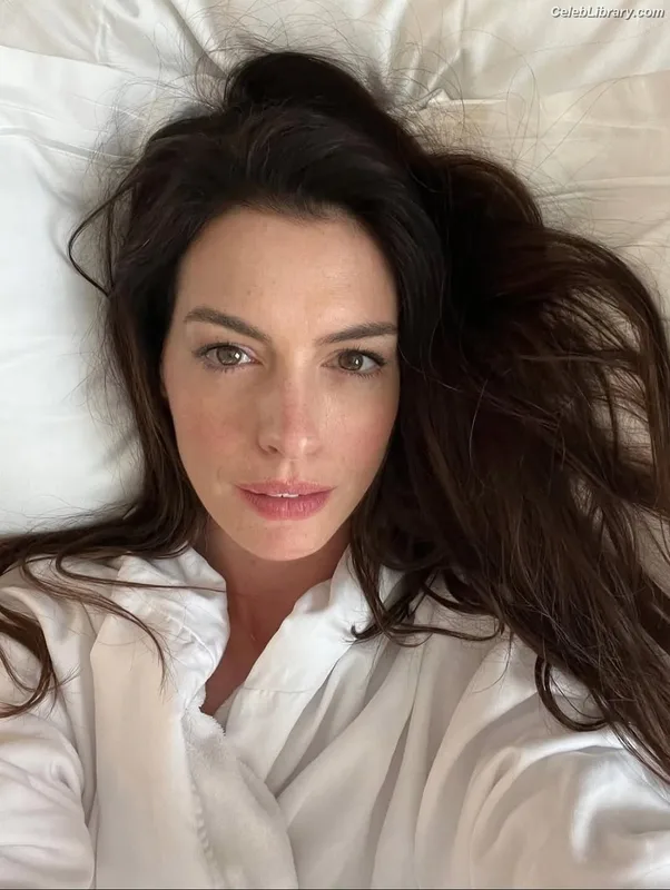 Anne Hathaway photo 1 of 1533