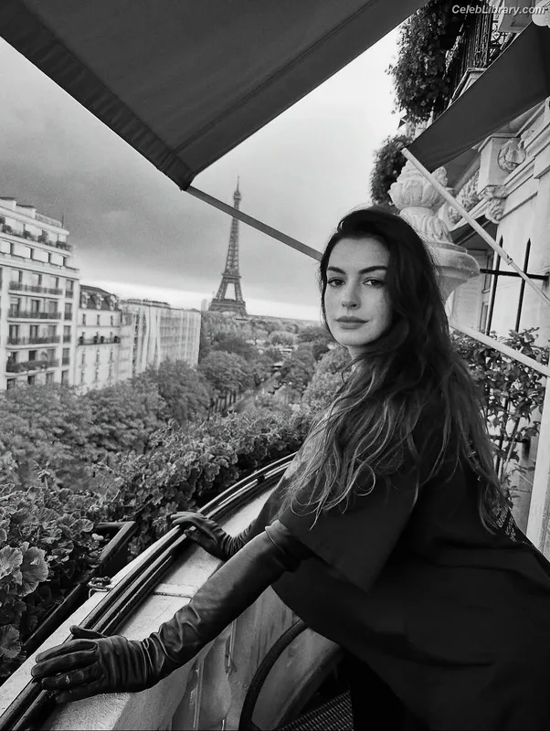 Anne Hathaway photo 4 of 1533