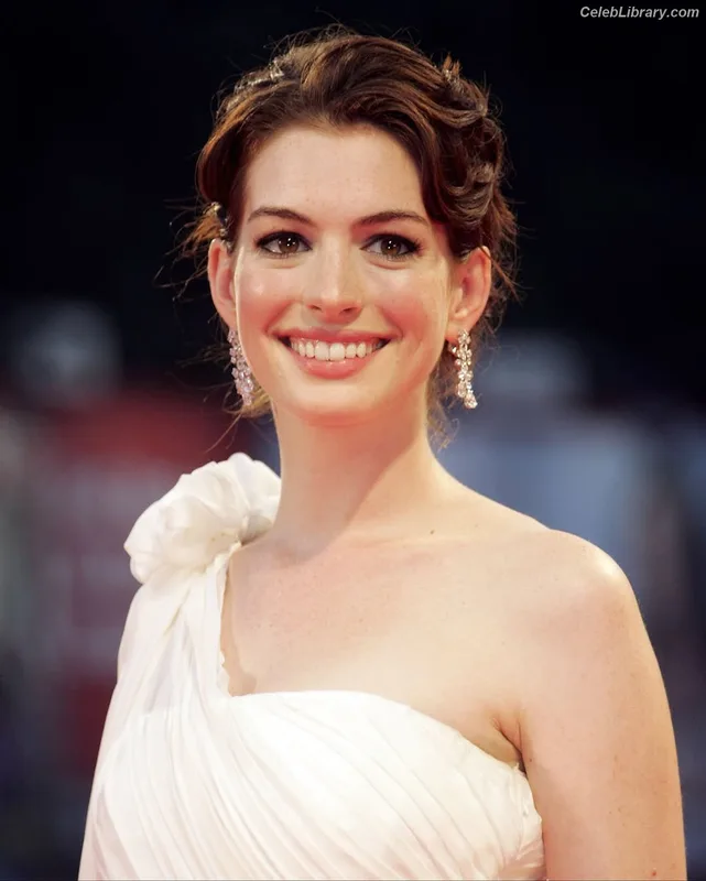 Anne Hathaway photo 7 of 1533