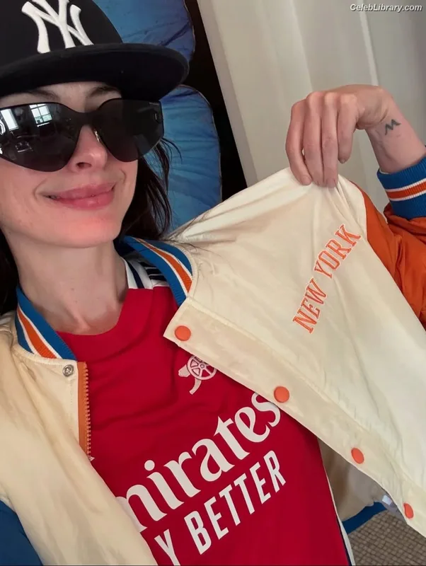 Anne Hathaway photo 11 of 1533