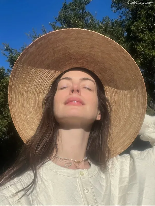 Anne Hathaway photo 9 of 1533