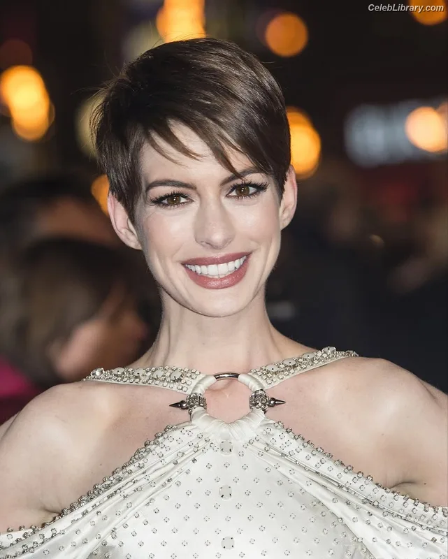 Anne Hathaway photo 10 of 1533