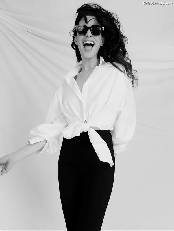 Anne Hathaway photo 11 of 1533