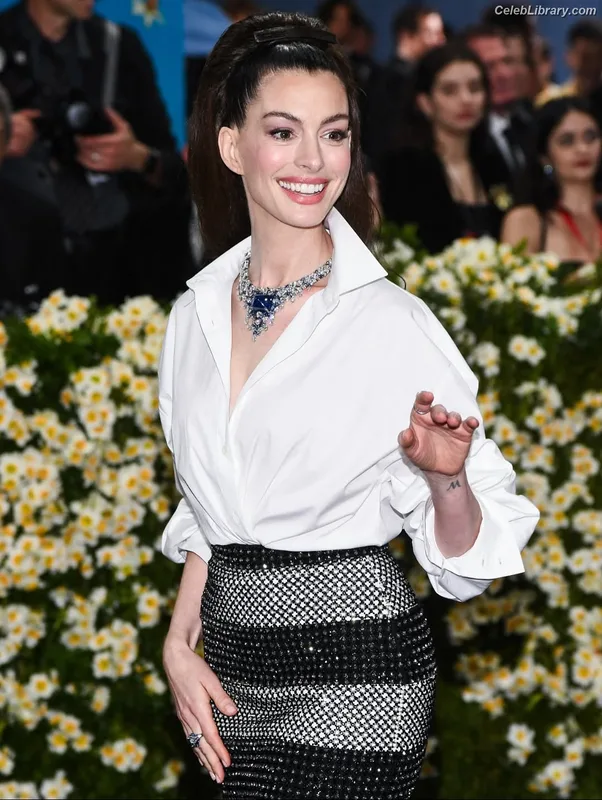 Anne Hathaway photo 17 of 1533
