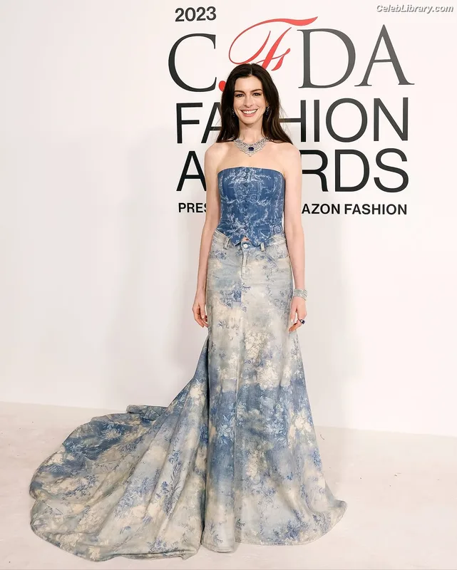 Anne Hathaway photo 24 of 1533
