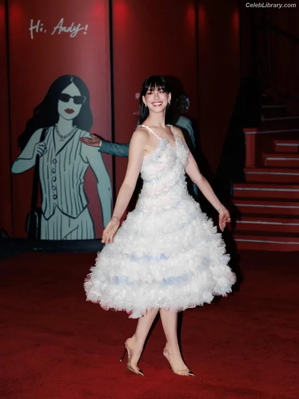 Anne Hathaway photo 3 of 1533