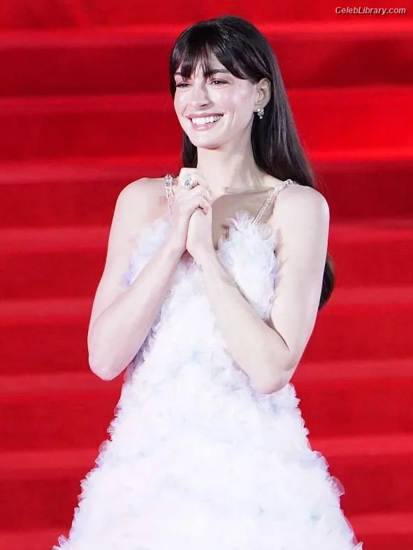Anne Hathaway photo 5 of 1533