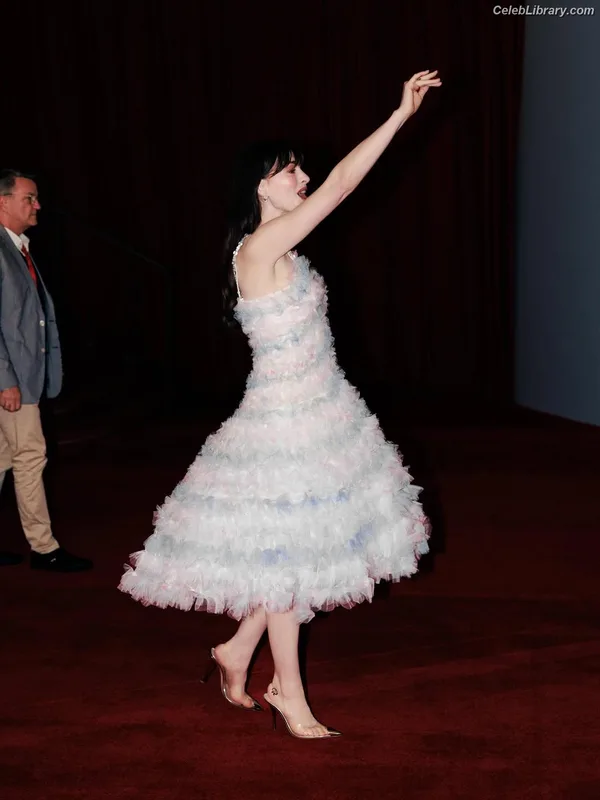 Anne Hathaway photo 6 of 1533