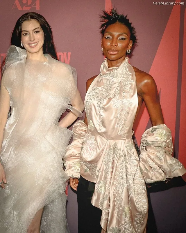 Anne Hathaway photo 7 of 1533