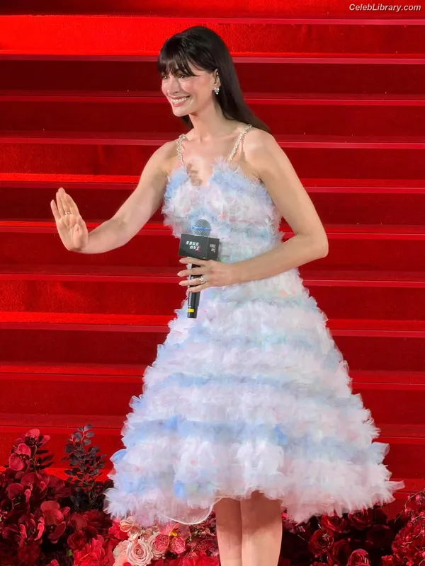 Anne Hathaway photo 9 of 1533