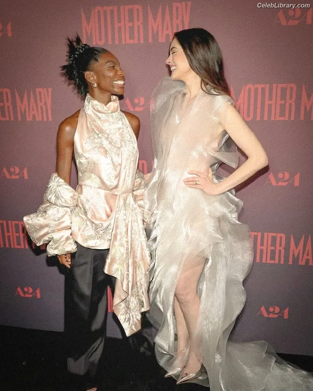 Anne Hathaway photo 10 of 1533