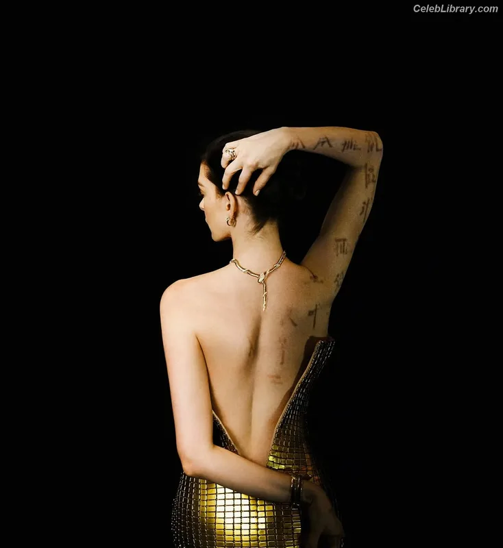Anne Hathaway photo 13 of 1533