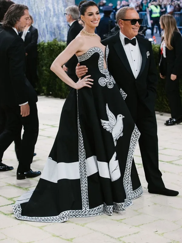 Anne Hathaway photo 19 of 1533