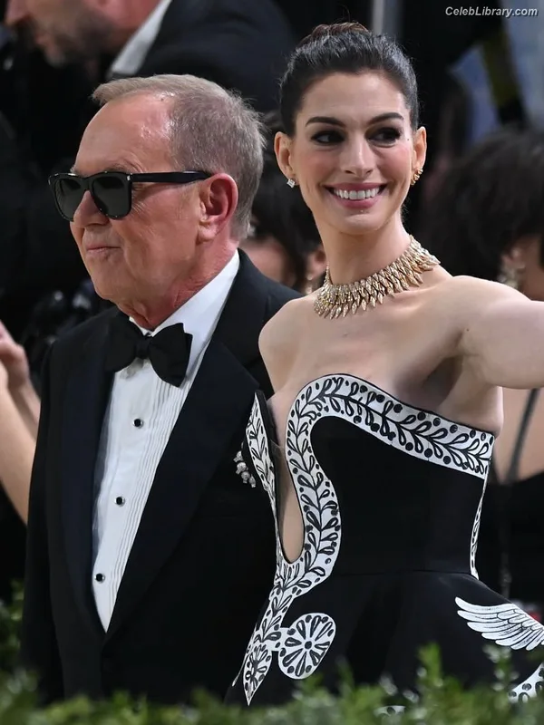 Anne Hathaway photo 21 of 1533