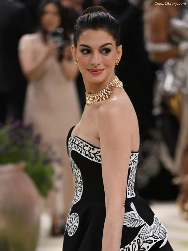 Anne Hathaway photo 22 of 1533