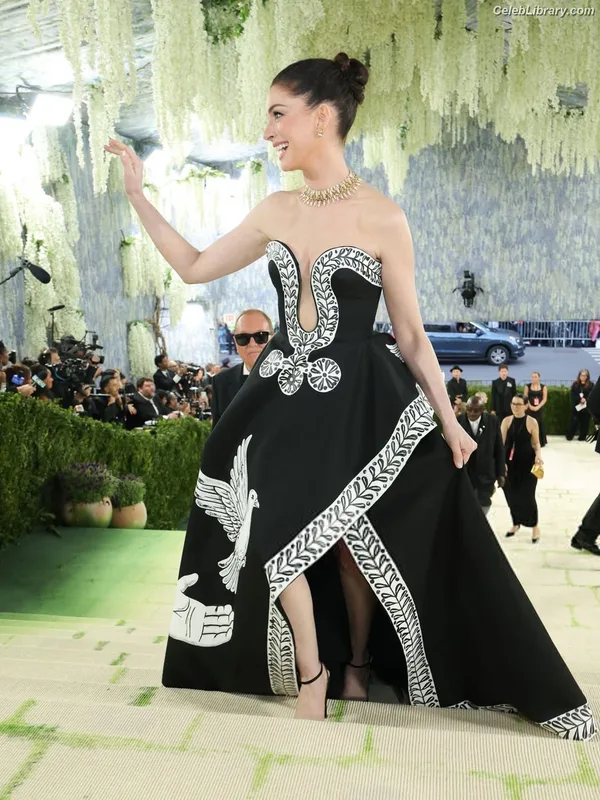 Anne Hathaway photo 23 of 1533