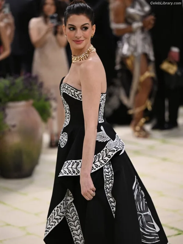 Anne Hathaway photo 1 of 1533