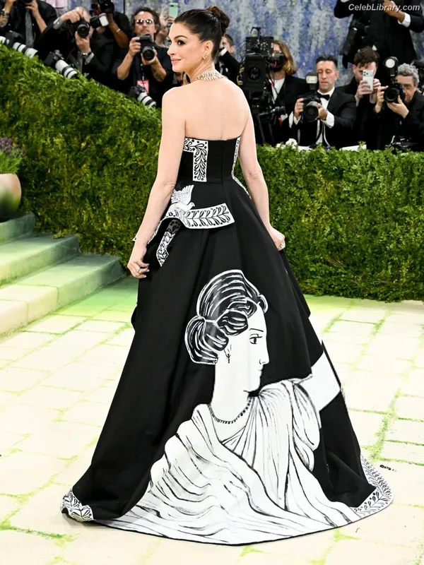 Anne Hathaway photo 4 of 1533