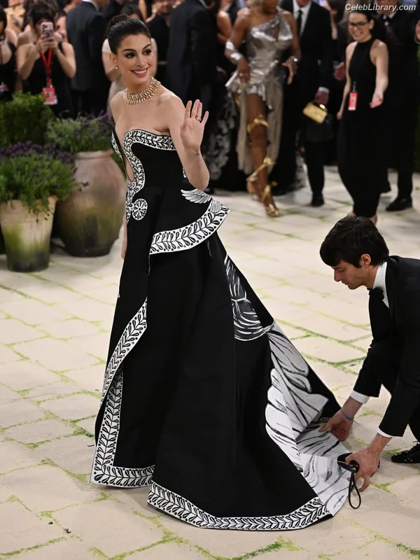 Anne Hathaway photo 6 of 1533