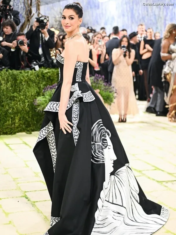 Anne Hathaway photo 9 of 1533