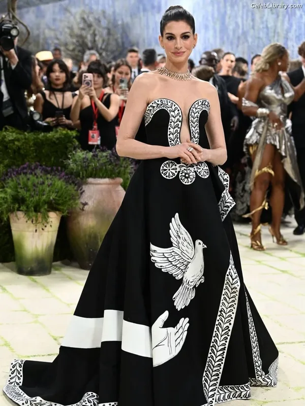 Anne Hathaway photo 10 of 1533