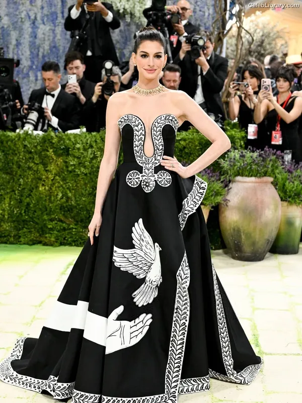 Anne Hathaway photo 14 of 1533