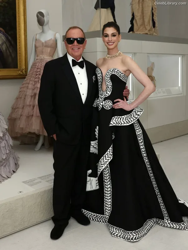 Anne Hathaway photo 16 of 1533