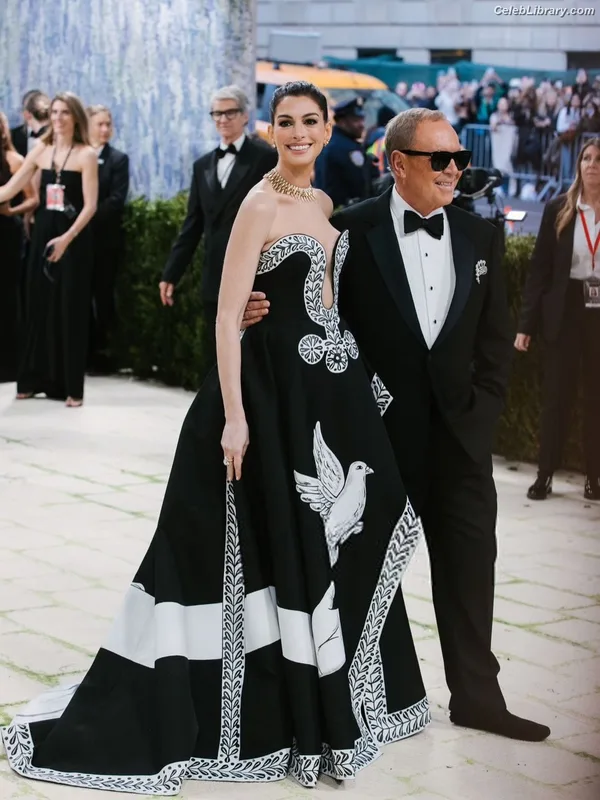 Anne Hathaway photo 18 of 1533