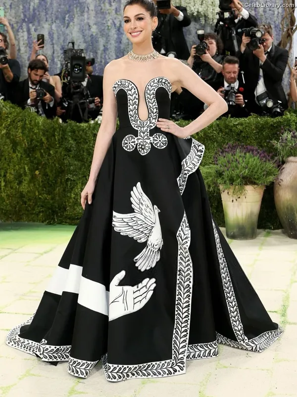 Anne Hathaway photo 21 of 1533