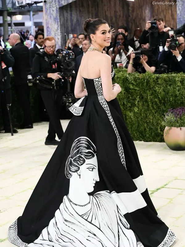 Anne Hathaway photo 23 of 1533