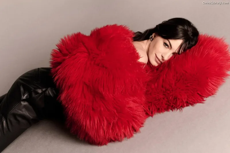 Anne Hathaway photo 10 of 1533