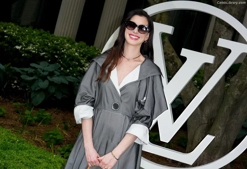 Anne Hathaway photo 19 of 1533