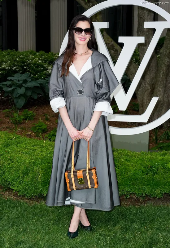 Anne Hathaway photo 21 of 1533