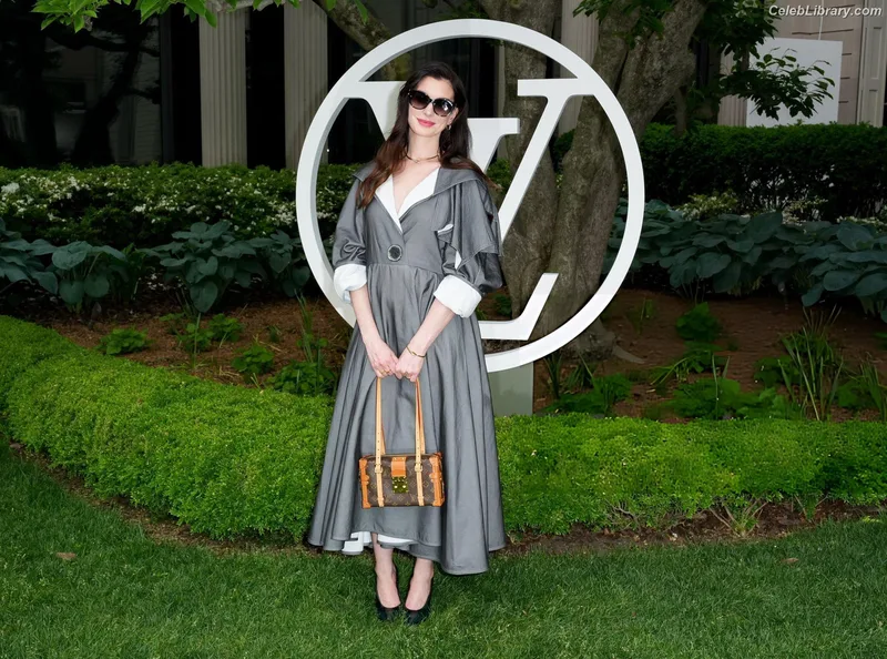 Anne Hathaway photo 22 of 1533
