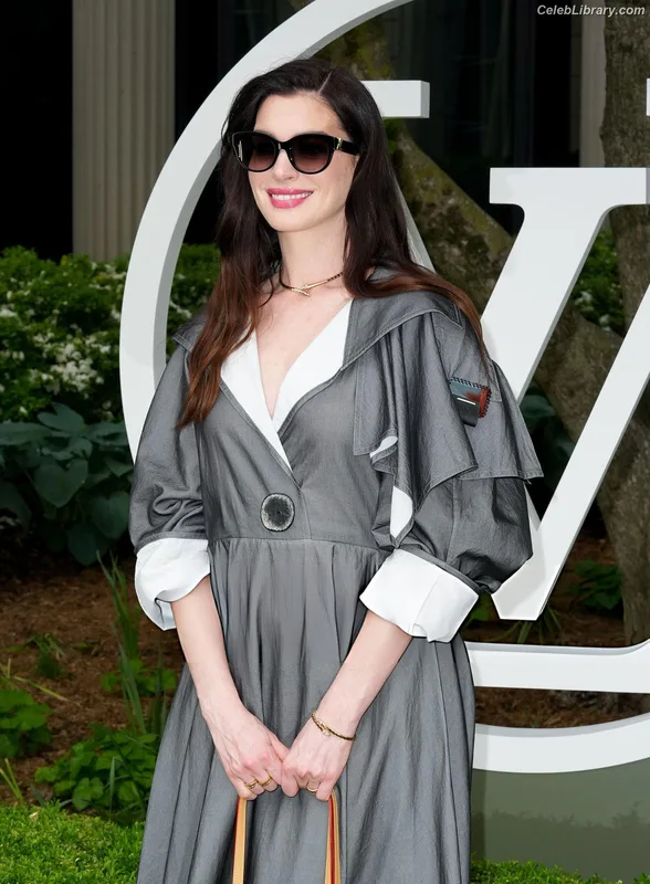 Anne Hathaway photo 23 of 1533