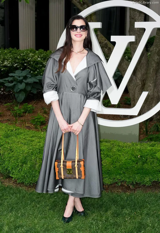 Anne Hathaway photo 24 of 1533