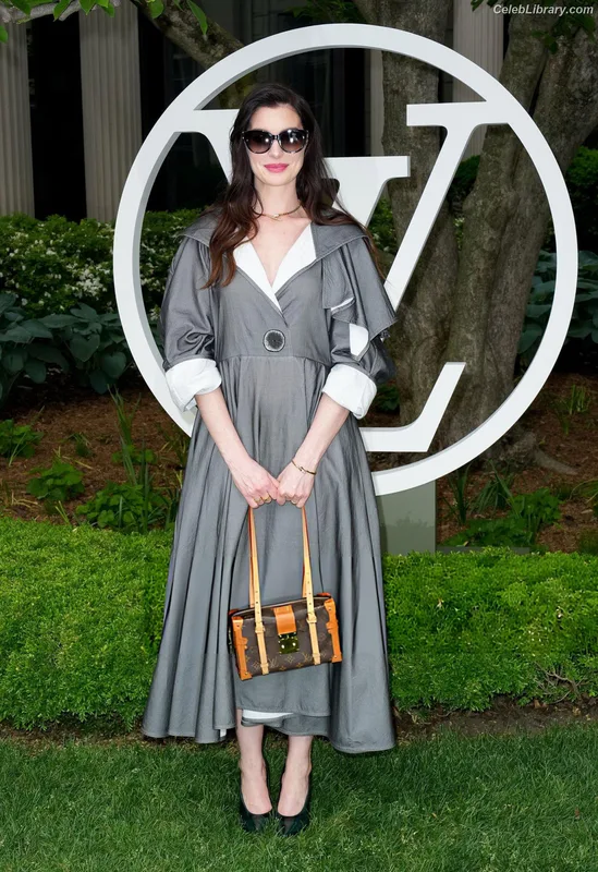 Anne Hathaway photo 1 of 1533