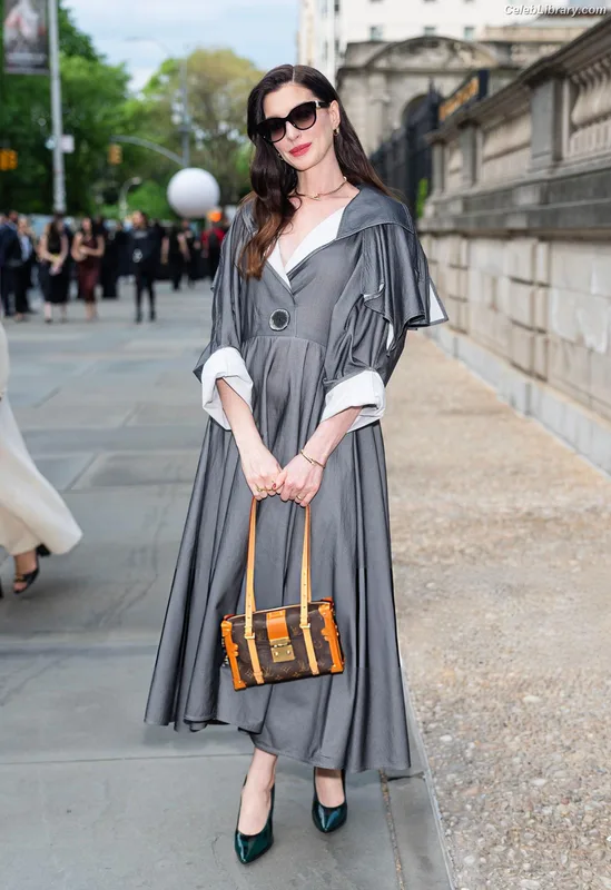 Anne Hathaway photo 3 of 1533