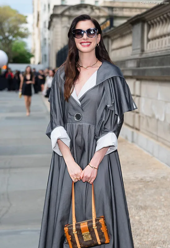 Anne Hathaway photo 4 of 1533