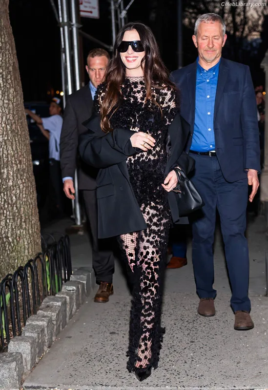 Anne Hathaway photo 8 of 1533